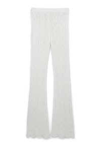Pantaloni a campana bianchi in maglia con motivo a diamante testurizzato e orlo ondulato, realizzati in un materiale morbido e traspirante.