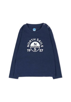 Camisa azul marino de manga larga con logo blanco "North Sails 1957" y texto "The sea is my land,", con dos botones de presión en los hombros.