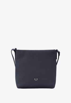 Borsa a tracolla nera compatta con tracolla regolabile e piccolo logo in argento centrato vicino al pannello frontale inferiore.