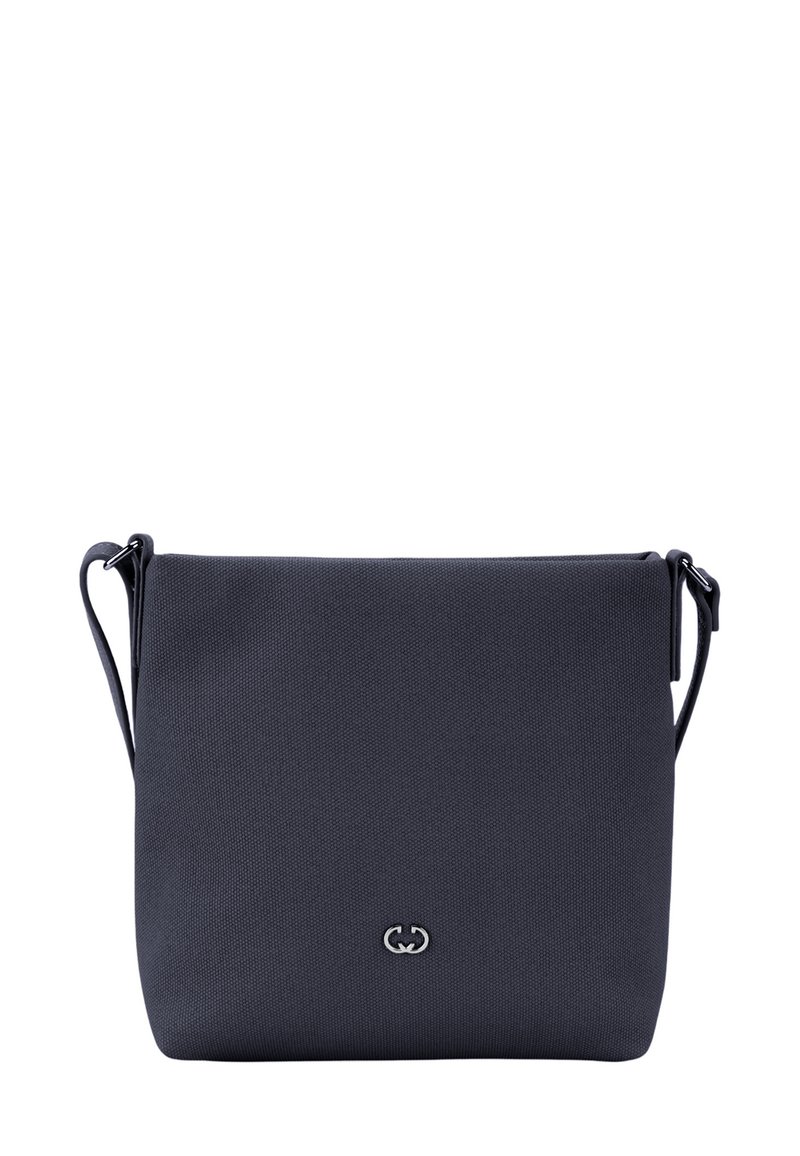 Borsa a tracolla nera compatta con tracolla regolabile e piccolo logo in argento centrato vicino al pannello frontale inferiore.