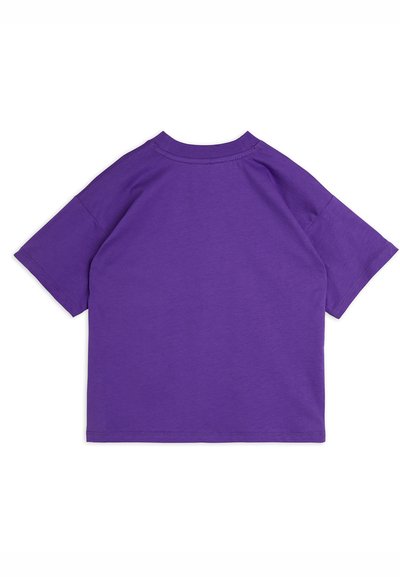 Camiseta de algodón morada de manga corta, con cuello redondo y dobladillo recto. Textura suave, sin patrones ni acentos visibles. Vista trasera limpia.