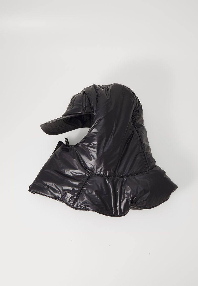 Piumino nero con cappuccio e berretto a tesa larga, caratterizzato da una finitura lucida, texture trapuntata e un orlo svasato per un volume e uno stile extra.