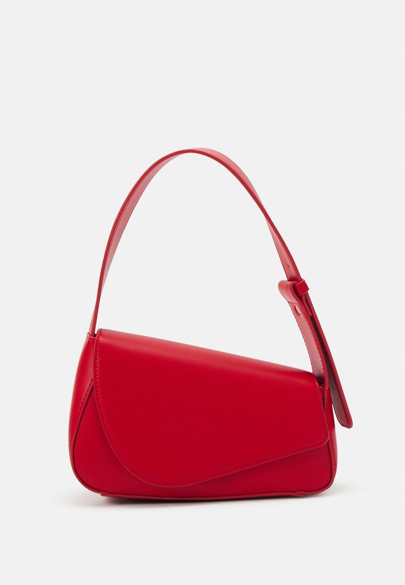 Borsa a tracolla in pelle rossa con un design angolare e geometrico. Presenta una singola tracolla regolabile e una chiusura a patta con dettagli cuciti.
