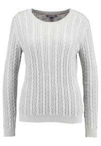 Pull gris clair en maille torsadée avec manches longues et encolure ronde. Présente des motifs texturés et des poignets et ourlet côtelés.