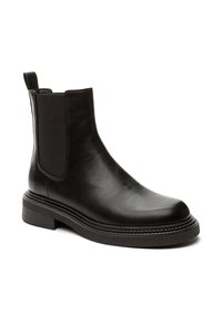 Čierne kožené Chelsea topánky s elastickou bočnou panelou, vyťahovacím poutkom na päte a hrubou ryhovanou podrážkou.