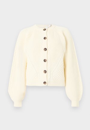 Crèmewitte kabelgebreide cardigan met ballonmouwen en zes donkere knopen aan de voorkant, weergegeven op een witte achtergrond.