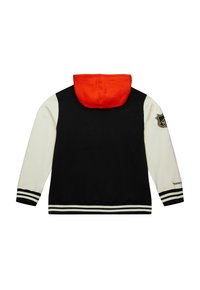 Kapuzenshirt mit schwarzem Körper, cremefarbenen Ärmeln, roter Kapuze, NHL-Patch am rechten Ärmel und gestreiften Bündchen und Saum in Schwarz und Creme.