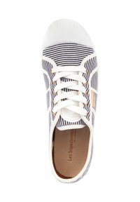Sneaker in tela con motivo a righe blu e bianche, punta in gomma bianca e lacci. Presenta una soletta in pelle marrone con logo.