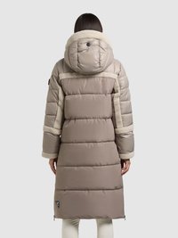 Abrigo largo acolchado en marrón claro con capucha beige esponjosa. Presenta acolchado horizontal y cremalleras laterales. Estilizado con detalles texturizados.
