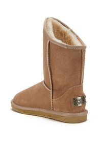 Hnedé semišové členkové topánky s mäkkou kožušinovou podšívkou, okrúhlou špičkou a plochou gumovou podrážkou. Obsahujú dekoratívnu kovovú logovú platňu na boku.