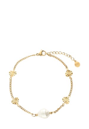 Gouden kettingarmband met getextureerde ronde accenten en een grote witte parel. Verstelbare sluiting met een klein label eraan bevestigd.