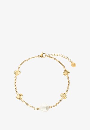 Gouden kettingarmband met getextureerde ronde accenten en een grote witte parel. Verstelbare sluiting met een klein label eraan bevestigd.
