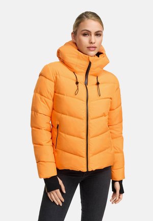 Puffjakke i klart orange, med høj krave, justerbar hætte med snoretræk, frontlynlås og kontrasterende sorte manchetter.