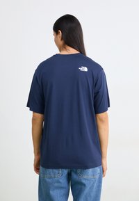 The North Face MOUNTAIN LOGO RELAXED POCKET TEE - Tricou basic - summit navy