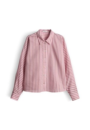 Roze gestreept overhemd met knopen en een kraag, met verticale strepen op het lichaam en horizontale strepen op de mouwen. Zachte stoftextuur.