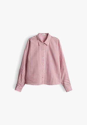 Roze gestreept overhemd met knopen en een kraag, met verticale strepen op het lichaam en horizontale strepen op de mouwen. Zachte stoftextuur.