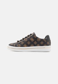 Schwarze Ledersneaker mit goldenen Branding-Mustern, runder Zehenpartie, weißer Gummisohle und schwarzen strukturierten Fersenakzenten.