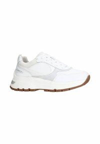 Weißer Sneaker mit einer strukturierten Oberseite, Mesh-Einsätzen und gepolstertem Kragen. Mit einer Gummisohle mit braunem Profil und Schnürdesign.