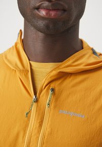 Patagonia AIRSHED PRO - Széldzseki - golden caramel