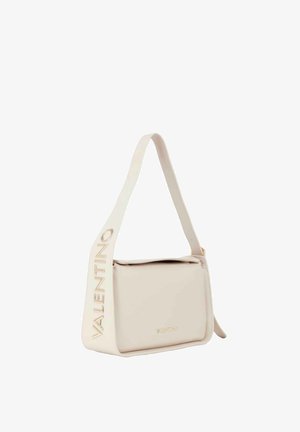 Borsa beige chiaro con finitura in pelle liscia, dotata di una tracolla larga con la scritta "VALENTINO" in rilievo e una chiusura superiore con zip.