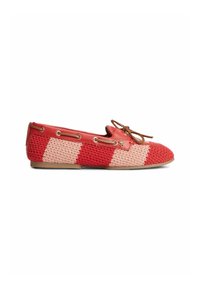 Chaussure plate tissée rayée rouge et rose avec accents de lacets en cuir marron et semelle en caoutchouc, vue de côté.