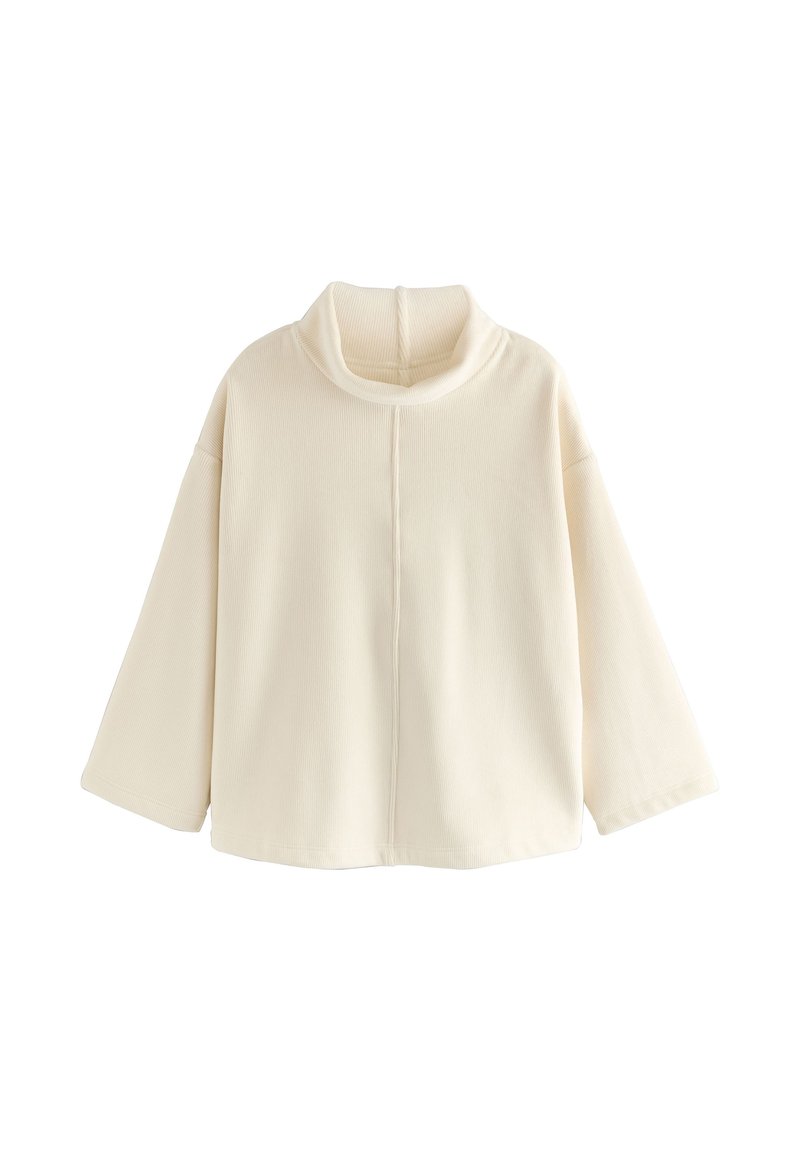 Maglione color crema con colletto alto, maniche ampie e trama a coste. Presenta una cucitura centrale e una vestibilità comoda.