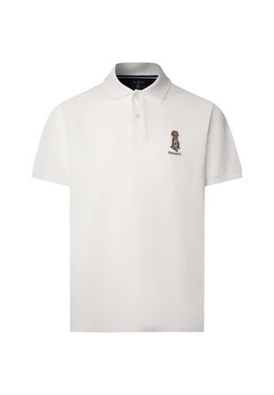 Chemise polo blanche avec une patte de boutonnage à deux boutons, manches courtes et logo brodé sur le côté gauche de la poitrine. Fabriquée en tissu coton, texture lisse.