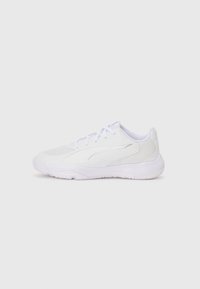 Baskets blanches de sport avec une tige en maille et des superpositions synthétiques, présentant une semelle texturée et un design léger. Lacets à travers des œillets.