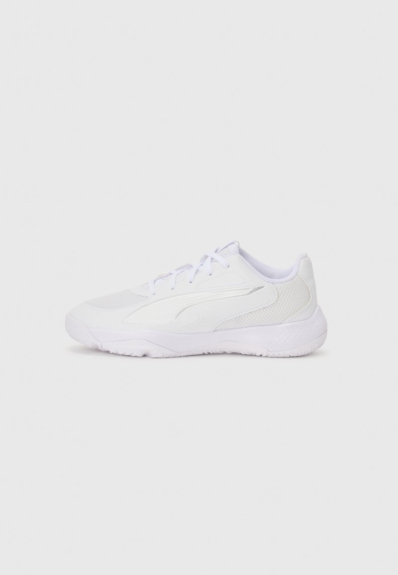 Baskets blanches de sport avec une tige en maille et des superpositions synthétiques, présentant une semelle texturée et un design léger. Lacets à travers des œillets.