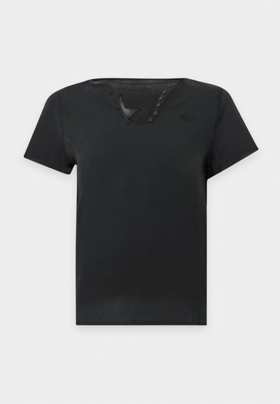 Μαύρο T-shirt με κοντά μανίκια, μοναδική V-λαιμόκοψη με κουμπιά και διακριτικό ραμμένο λογότυπο στο στήθος, σε απλό ανοιχτό φόντο.