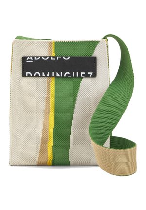 Kleine rechthoekige gebreide crossbodytas met beige, groene, gele strepen, brede groene en beige schouderriem, en een zwart label met de tekst "Adolfo Dominguez."
