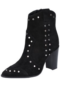 Bottines en daim noir à bout pointu, avec des accents de clous en argent sur les côtés et un talon épais de hauteur intermédiaire. Fermeture éclair à l'arrière.