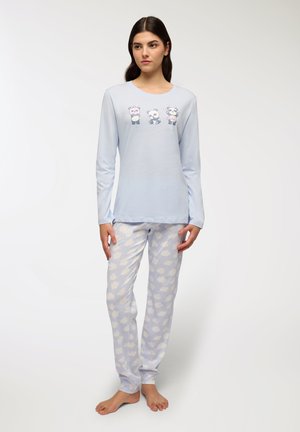 Pigiama a maniche lunghe di colore azzurro chiaro con grafiche di panda; i pantaloni coordinati presentano un motivo di nuvole su uno sfondo azzurro chiaro, entrambi in tessuto morbido.