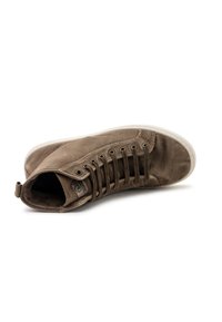 Zapatilla alta de lona marrón con punta redonda, suela de goma blanca, tejido texturizado y ojales de metal. Presenta un bucle trasero reforzado.