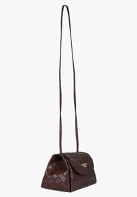 Borsa a mano in pelle intrecciata color bordeaux con forma strutturata, tracolla regolabile allungata e patta frontale con logo dorato.