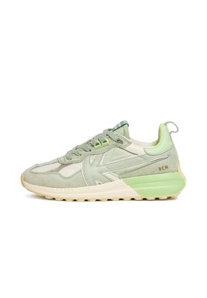Sneaker verde chiaro con materiali in suede testurizzato e rete. Presenta una suola intermedia bianca e una suola in gomma verde, con dettaglio del logo e lacci.