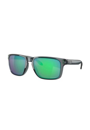 Grau gerahmte Sonnenbrille mit rechteckigen grünen reflektierenden Gläsern und kleinen Metallakzenten nahe den Scharnieren auf weißem Hintergrund.