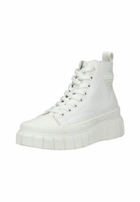 Zapatilla alta blanca hecha de material sintético, con una suela de plataforma gruesa, punta redondeada y detalle del logo en el lateral.