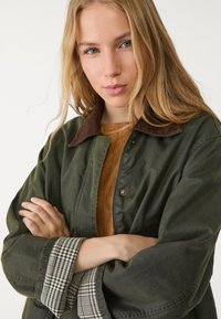 Stradivarius WAXED WITH MULTIPLE  - Parka - khaki