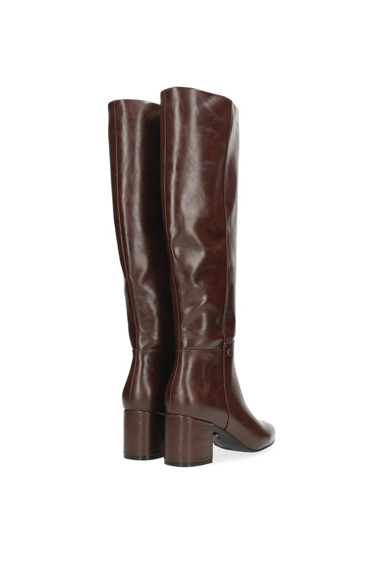Brązowe skórzane kozaki za kolano o gładkiej fakturze, zaokrąglonym nosku i słupkowym obcasie. Posiadają subtelny detal w postaci szwu oraz guzika po bokach.