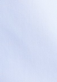 Tissu bleu clair avec un motif fin en chevrons diagonaux et une texture subtile, uniformément éclairé.