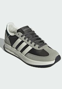 adidas Sportswear RUN 70S 2.0 - Zapatillas de trail running - shadow olive   off white   silver pebble
