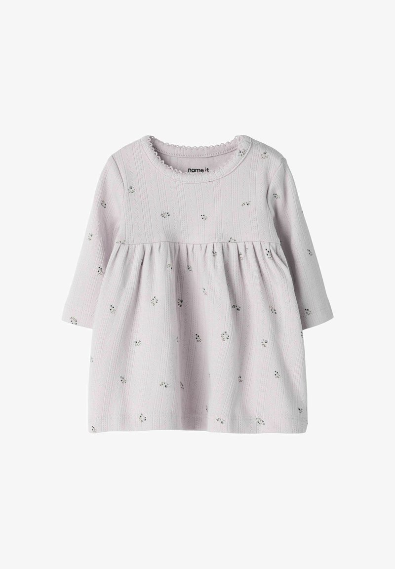 Robe longue pour bébé à manches longues, rose clair, avec motif floral subtil et rayures verticales texturées, taille froncée et bordure d'encolure festonnée.