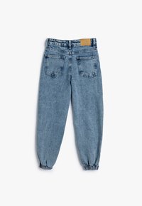 Pantalones de mezclilla azul claro con cintura elástica y puños en los dobladillos, que cuentan con dos bolsillos traseros y una etiqueta de cuero en la cintura.