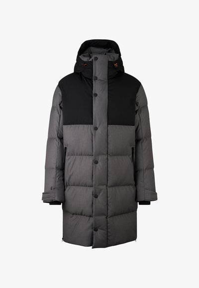Lang grå og sort polstret vinterjakke med hætte, frontknaplukning og lynlåslommer på siden.