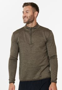 Langärmliger Pullover in Olivgrün, aus strukturiertem Stoff mit einem halben Reißverschluss am Kragen, ausgestattet mit einer Brusttasche und dezentem Markenlogo.