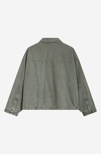 Zelená bavlnená bunda s voľným strihom, ktorá má špicatý golier, dlhé rukávy a gombíkové detaily na manžetách. Hladká textúra.