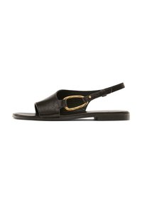 Schwarze Leder-Slingback-Sandalette mit abgerundetem Zehenbereich, offenem Design und einem goldfarbenen ovalen Schnallenakzent an der Seite. Flache Sohle mit minimaler Textur.