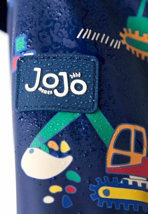 Jūrų mėlynumo vandeniui atsparus audinys su tekstūruota "JoJo" etikete, spalvingais statybinės technikos grafikos vaizdais ir lietaus lašo detalėmis.