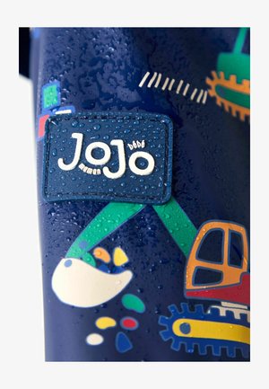 Sötétkék vízhatlan szövet, melyen egy texturált "JoJo" címke, színes építőipari járművek grafikái és esőcsepp részletek találhatók.